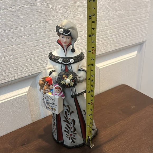 Avon Mrs Albee President’s Club Award Holiday figurine, collectors. - Picture 11 of 12